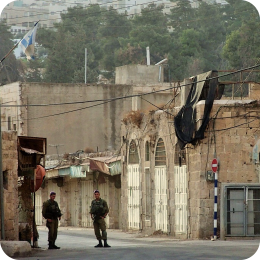 パレスチナ国内でもイスラエルの兵士が警備をしている現実がある。